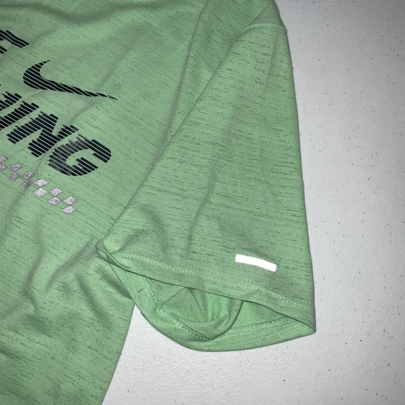 Nike Miler Running Graphic Tee Light Green Reflective Strips Men’s Size Small - Picture 7 of 9